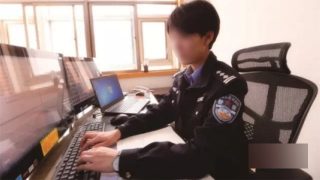 온라인 구매 내역을 조사하고 있는 사이버 경찰