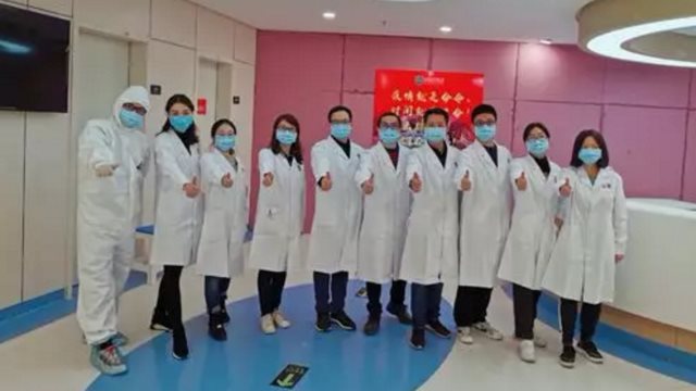 관영 언론들은 우한(武漢)시 근무를 '자원'하는 사람들을 대대적으로 다룬다.