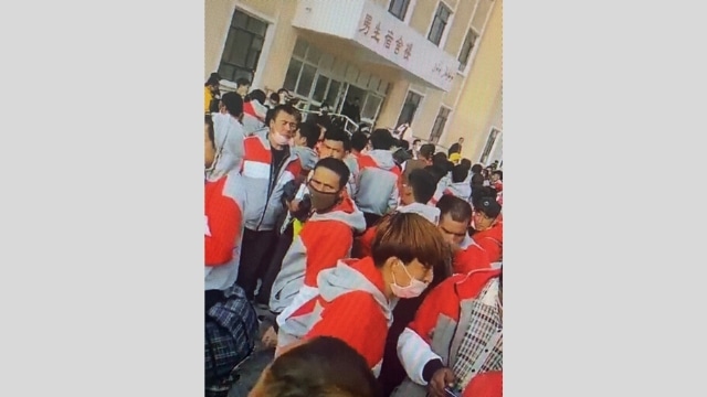 신장 지역 밖으로 파견되기를 기다리는 위구르인을 비롯한 투르크족 노동자들의 모습