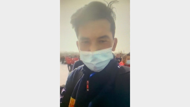자신의 다음 행선지가 어디인지 궁금해하는 어느 위구르인 노예 노동자
