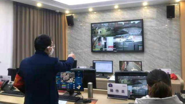 한 사람의 얼굴이 스캔된 지 1초만에 그의 상세 정보가 화면에 나타나고 있다