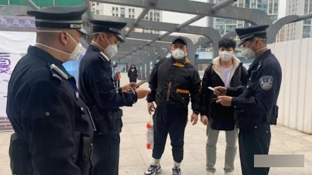 전염병 기간에 보행자들을 심문하고 있는 경찰들