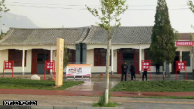 사회주의 핵심 가치를 선전하는 구호와 함께 사찰 명이 ‘도원역참(桃園驛站)’으로 대체되었다