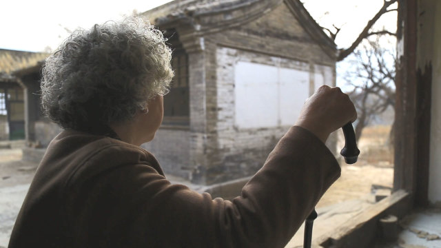 가족을 기다리는 노인