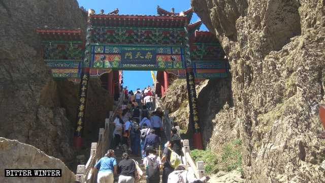 노동절에 재개장된 허난(河南)성 롼촨(欒川)현의 라오쥔산(老君山)경관구