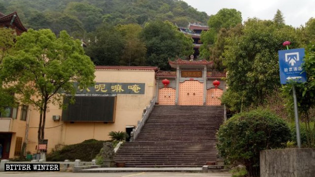 노동절 기간에 관광객의 입장이 허용되지 않은 도금산 경관구의 정광선원(定光禪院)