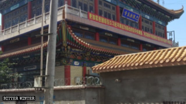 모스크를 에워싸고 있는 벽은 철조망으로 둘렸고, 입구 위에는 선전 구호가 붙었다