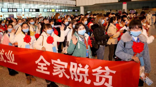 2월, 174명의 신장 허톈 지역 농부들이 중부 후난(湖南)성 창사(長沙)시로 이주하여 그곳에서 일하게 되었다
