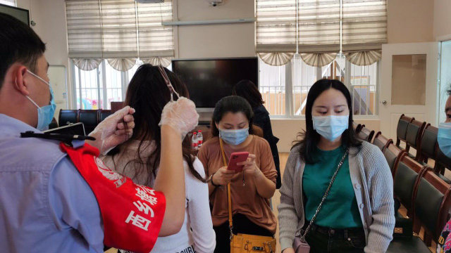 저장(浙江)성 자산(嘉善)현 시탕(西塘)향에서 모발 샘플 채취가 이뤄지는 모습