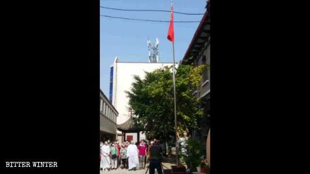 6월 14일, 국기 게양식을 열고 있는 카이펑(開封)시의 리스팅(理事廳)성당