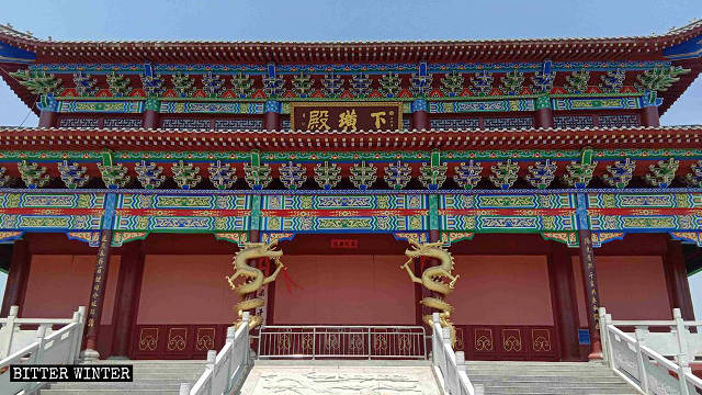 샤황촌 주민들은 사찰을 보존하기 위해 문과 창문을 석고판으로 막았다
