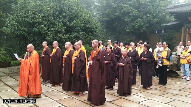 국기 게양식 이후에 코로나바이러스 사태에서 시진핑(習近平, 1953~)이 거둔 성과를 찬양하는 연설을 하는 ‘남태암사’ 주지
