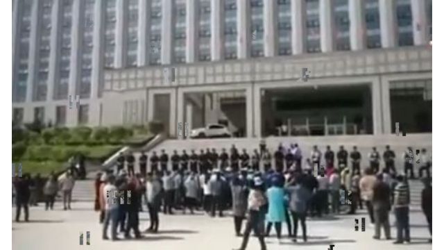 기(旗)정부 청사 앞에서 벌어진 항의 시위