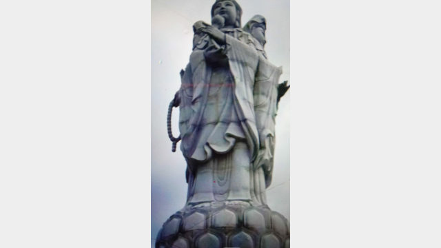 칭펑(靑峰)산 꼭대기에 우뚝 선 사면(四面) 관음상의 모습