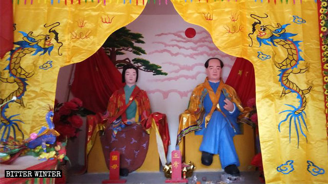 수많은 사람들이 경배를 드리는, 칭저우시의 어느 민간 신앙 사당에 있는 마오쩌둥과 그의 두 번째 부인 양카이후이의 상