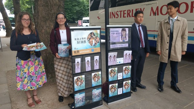 거리에서 전도하는 여호와의 증인 신자들