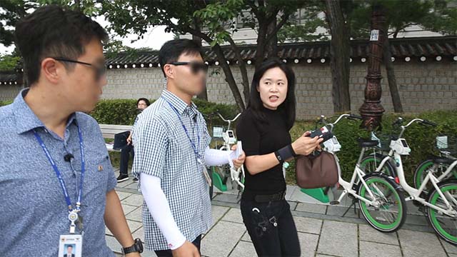 ê¸°ìž íšŒê²¬ ì¤‘ì¸ ì „ëŠ¥ì‹ êµíšŒ ì‹ ìžë“¤ì—ê²Œ ë‹¬ë ¤ë“¤ë ¤ë‹¤ê°€ ì²­ì™€ëŒ€ ê²½í˜¸ì›ì˜ ì œì§€ë¥¼ ë°›ìž ì—­ì •ì„ ë‚´ëŠ” ì˜¤ëª…ì˜¥ ì”¨